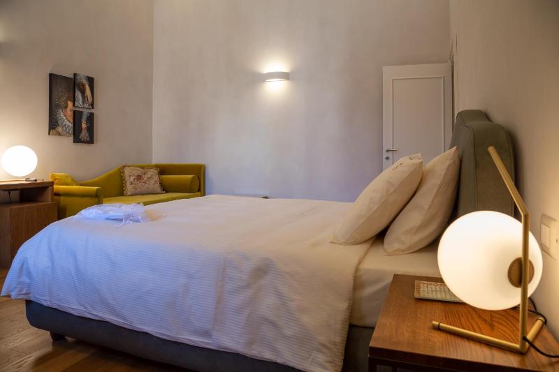Superior King Room image 4