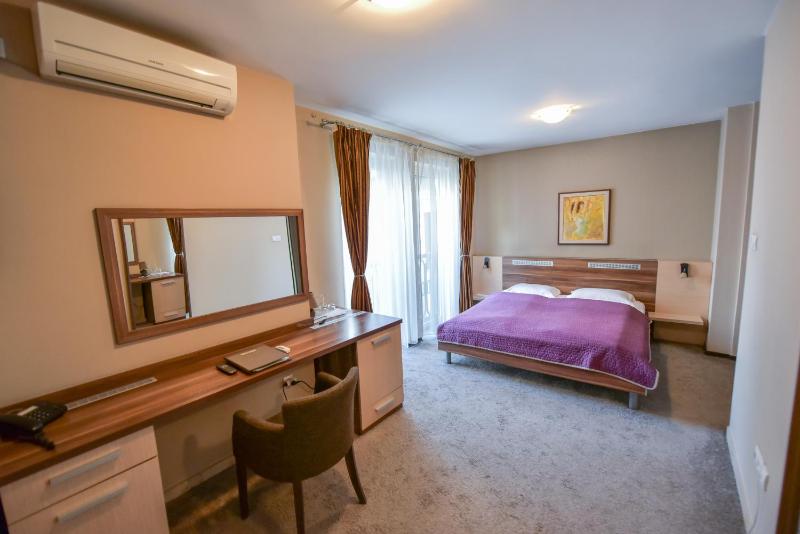 Double Room image 3