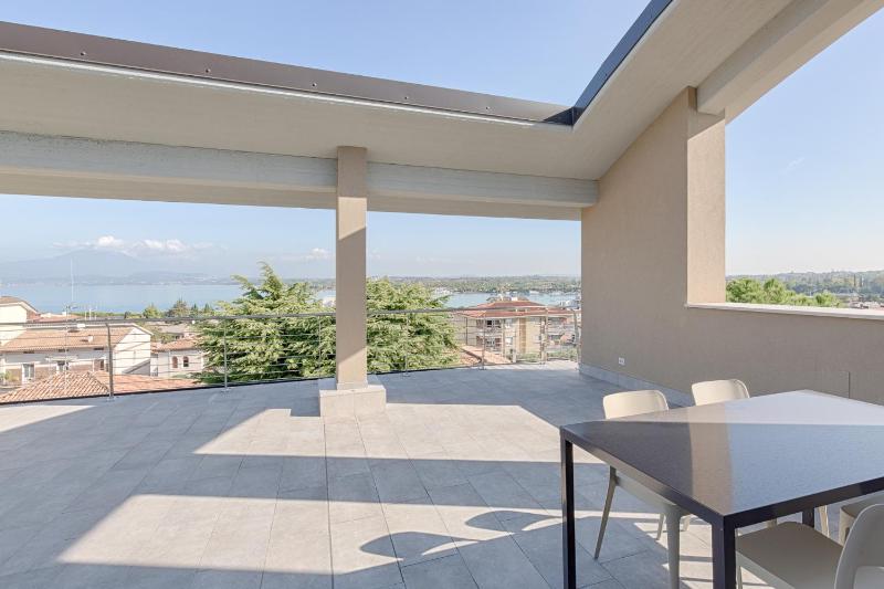 Two-Bedroom Penthouse Apartment with Terrace and Lake View image 4