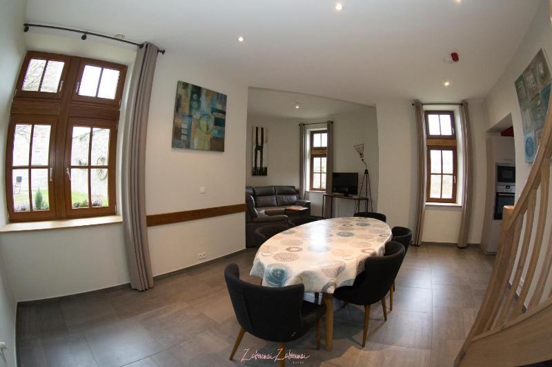 Three-Bedroom House de la Tour image 3