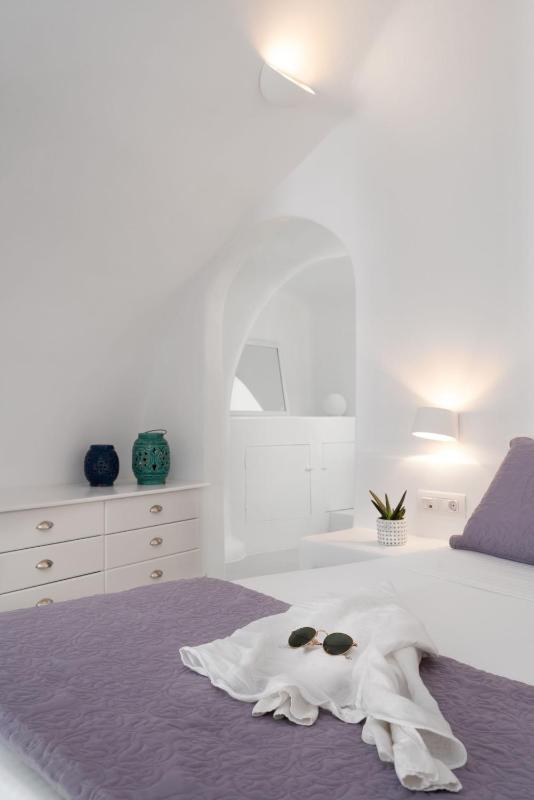 Superior Suite with Terrace and Caldera View image 2