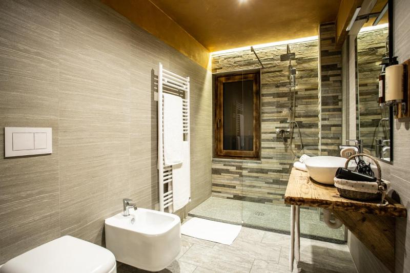 Deluxe Double or Twin Room image 3