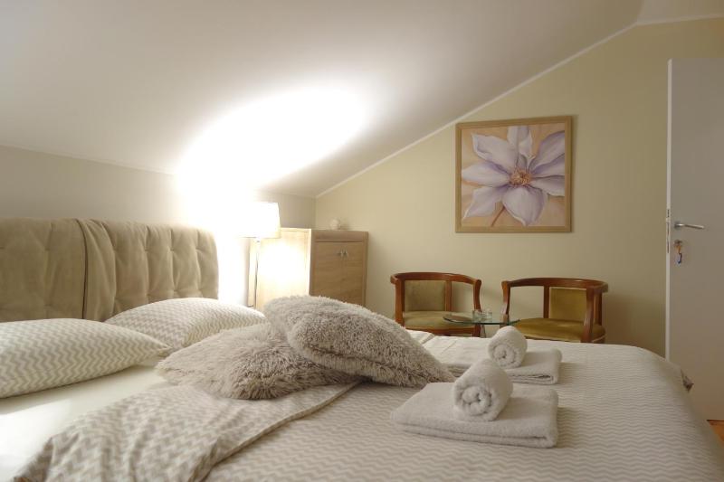 Superior King Room image 3