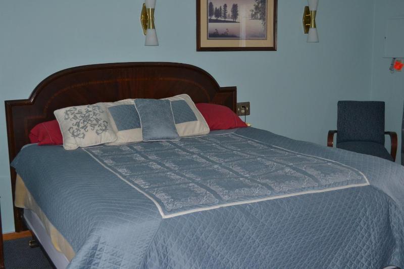 King Room - Non-Smoking (Not Pet Friendly) image 2