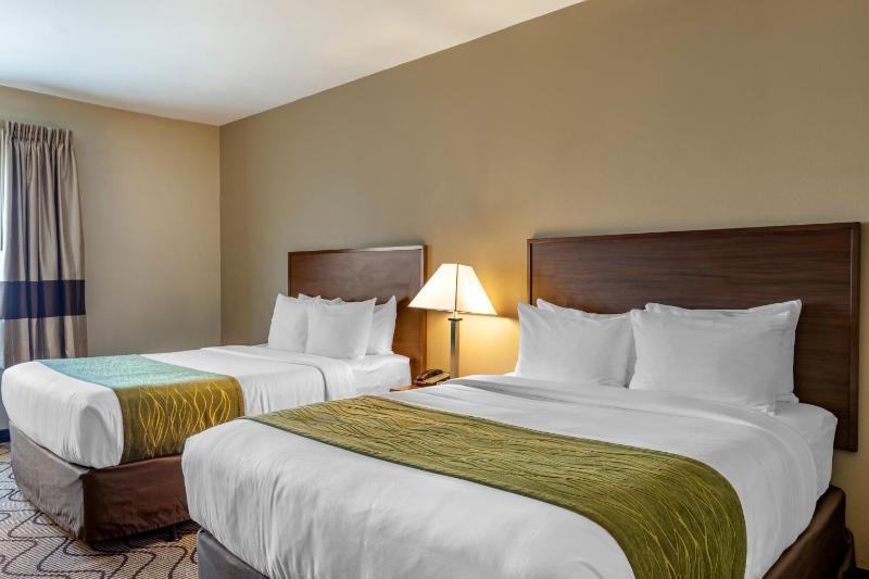 Queen Room with Two Queen Beds with Pool View - Non-Smoking image 1