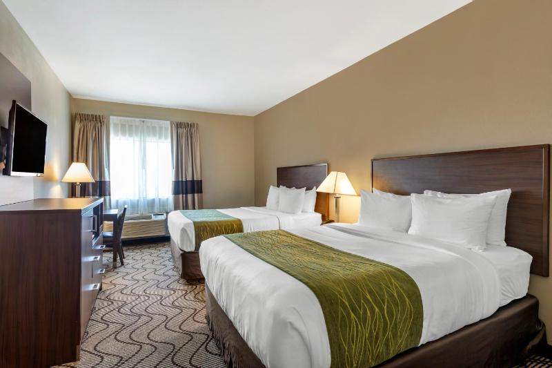 Queen Room with Two Queen Beds with Pool View - Non-Smoking image 2