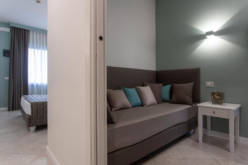 Deluxe Room image 4