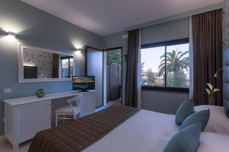 Deluxe Room image 3