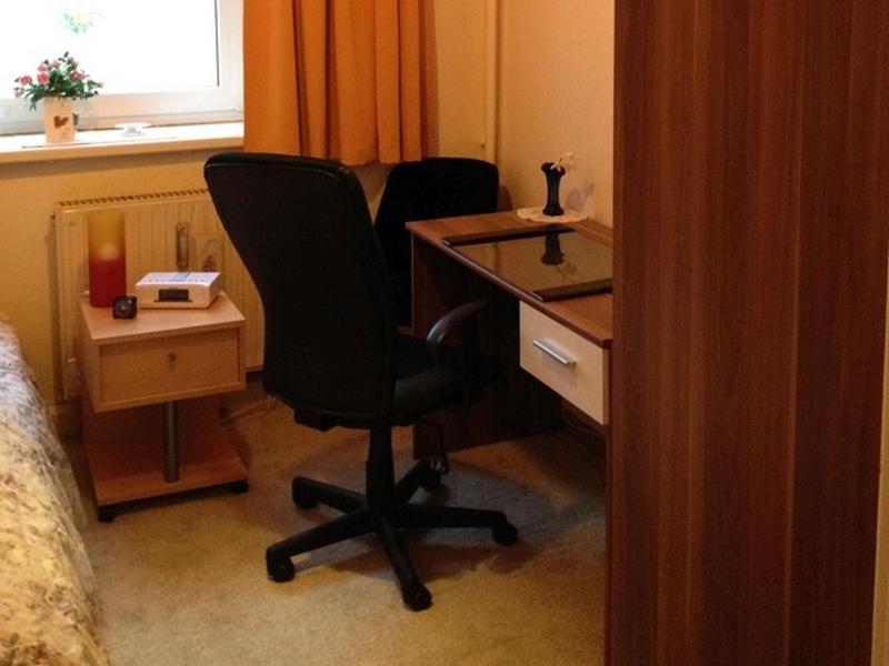 Single Room with Shared Toilet image 2