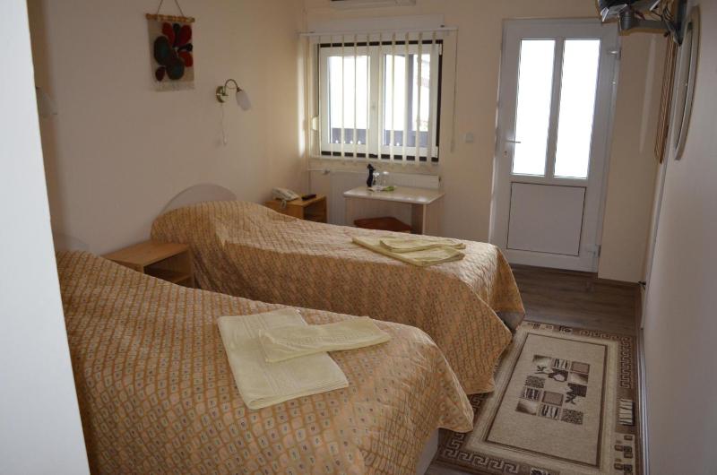 Twin Room image 3
