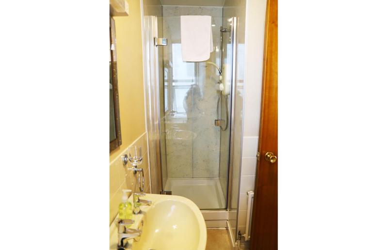#2 King/ Twin Ensuite - Ground Floor image 3