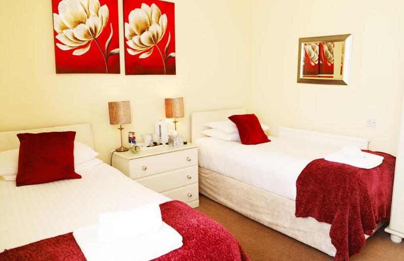 #2 King/ Twin Ensuite - Ground Floor image 1