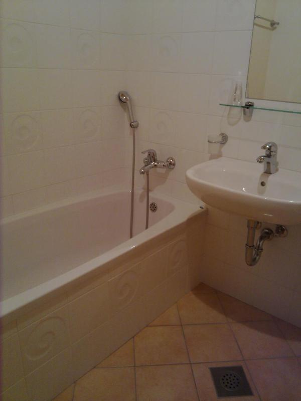 Twin Room image 2