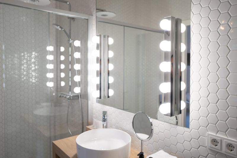 King Room with Spa Bath image 3