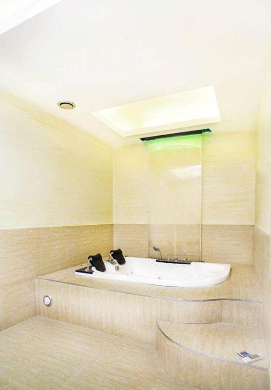 Double Room with Spa Bath image 3