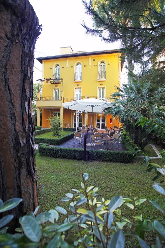 Hotel Alibi - image 41