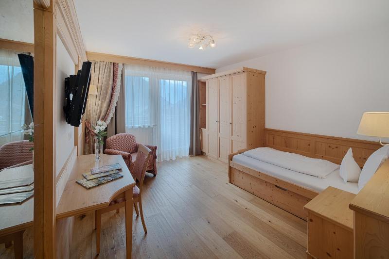 Single Room with Shower image 4