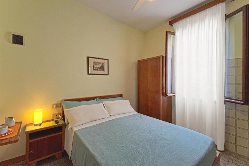 Single Room with Shared Bathroom image 3