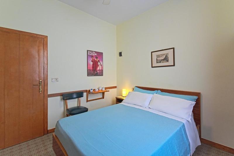 Single Room with Shared Bathroom image 2