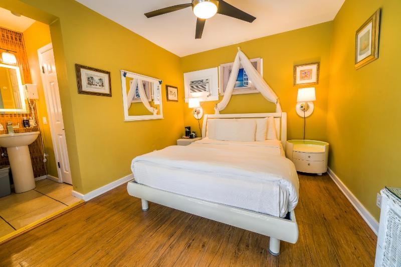 Deluxe Queen Room with Garden View image 3