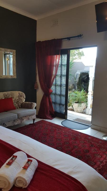 Double or Twin Room with Garden View image 3