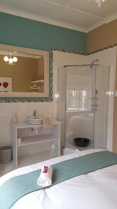 Single Room with Garden View image 2