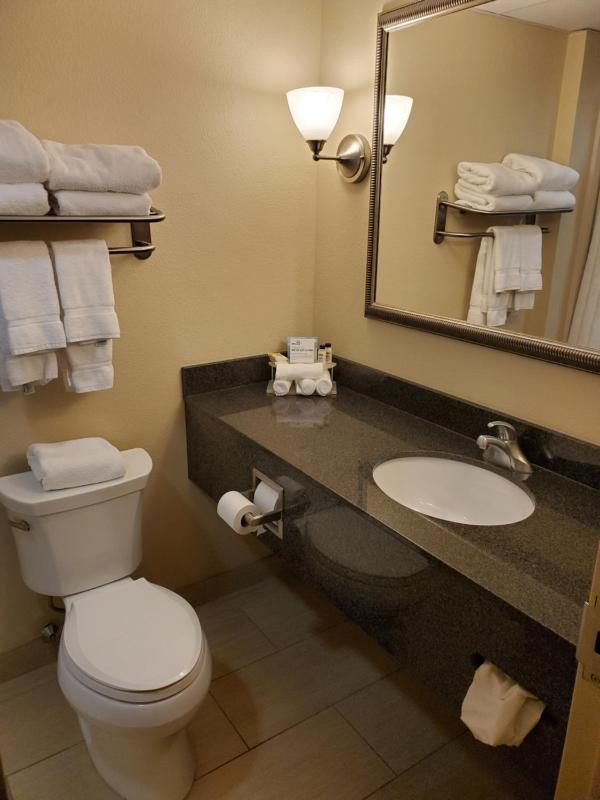 Queen Room with Two Queen Beds image 3