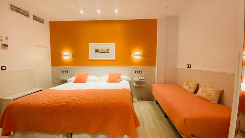 Twin Room with Extra Bed image 3