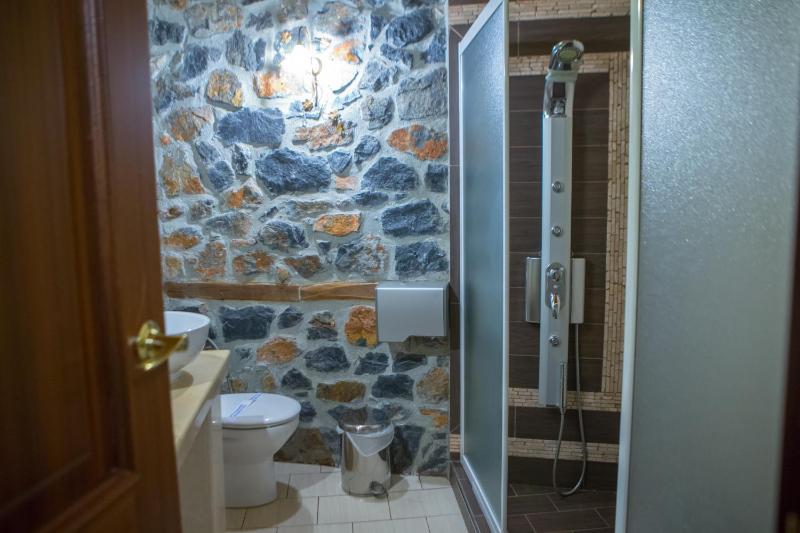 Deluxe Double Room with Mountain View image 3