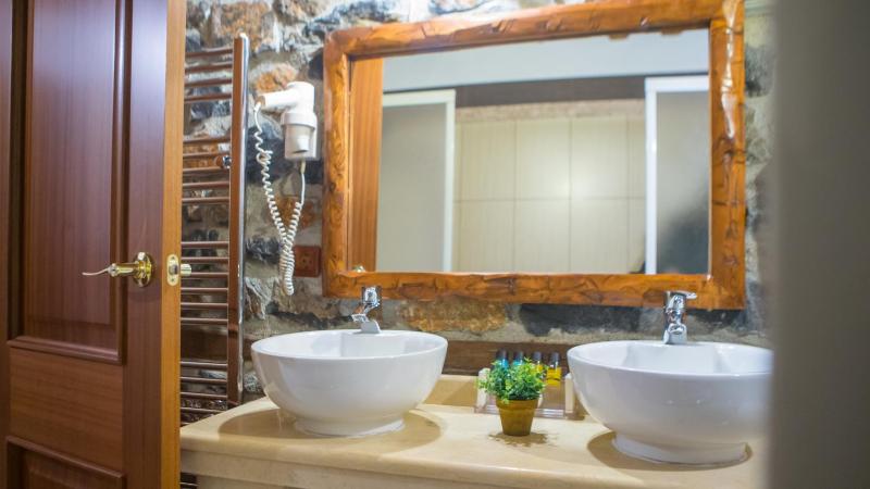 Deluxe Double Room with Mountain View image 4