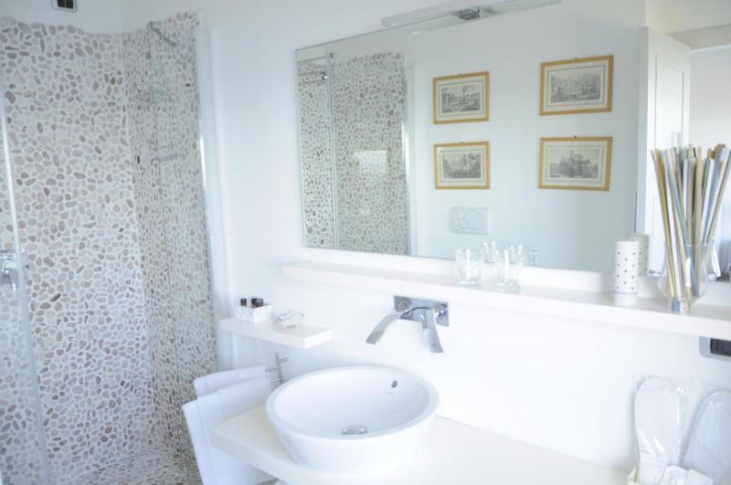 Double Room with Balcony and Sea View image 2