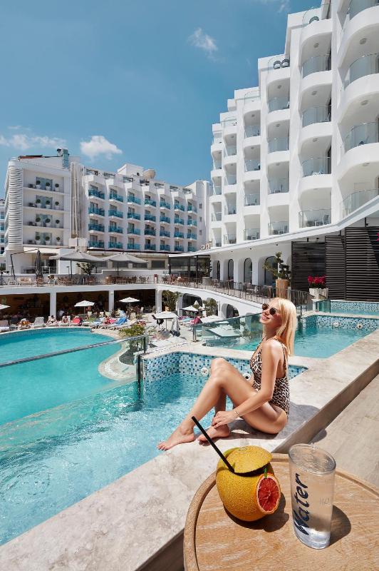 Suite with Private Pool image 1