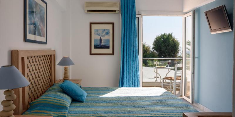 Double Room with Balcony and Sea View image 4