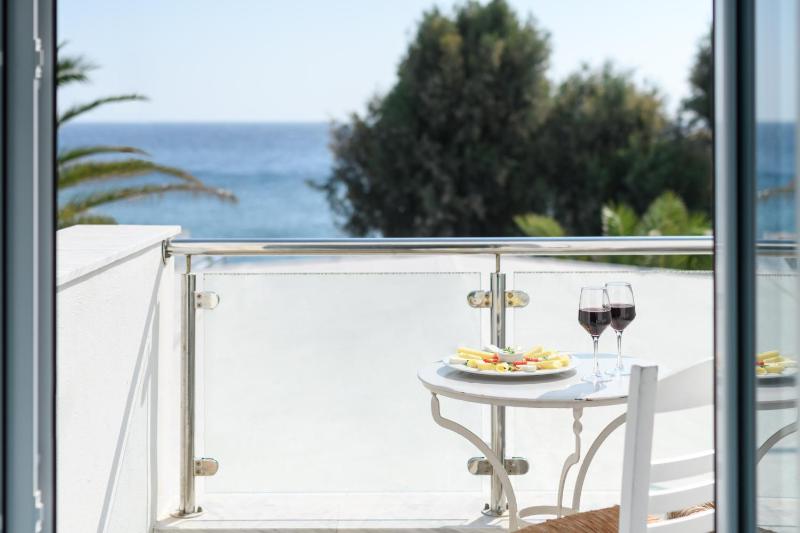 Double Room with Balcony and Sea View image 3