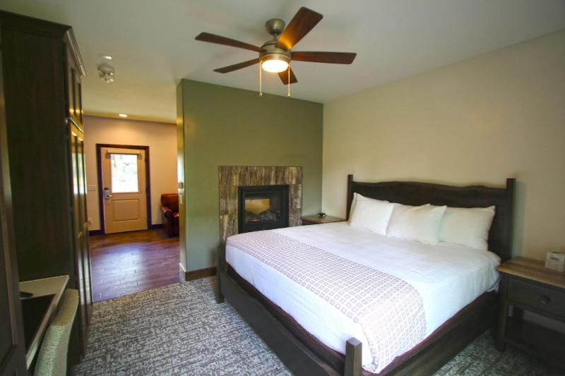 Deluxe King Room image 3