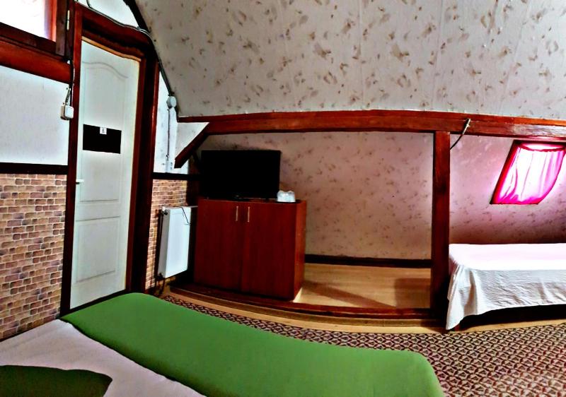 Triple Room with Private Bathroom image 3