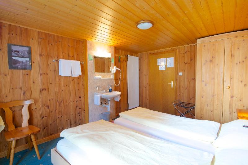 Twin Room with Shared Bathroom image 3