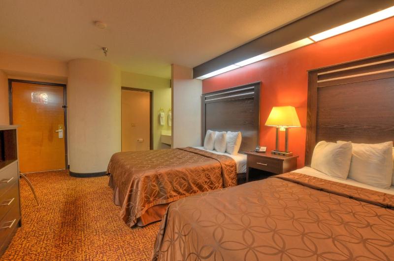 Queen Room with Two Queen Beds image 4
