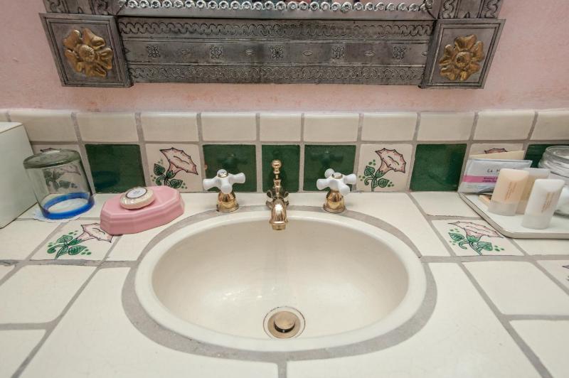 Queen Room image 3