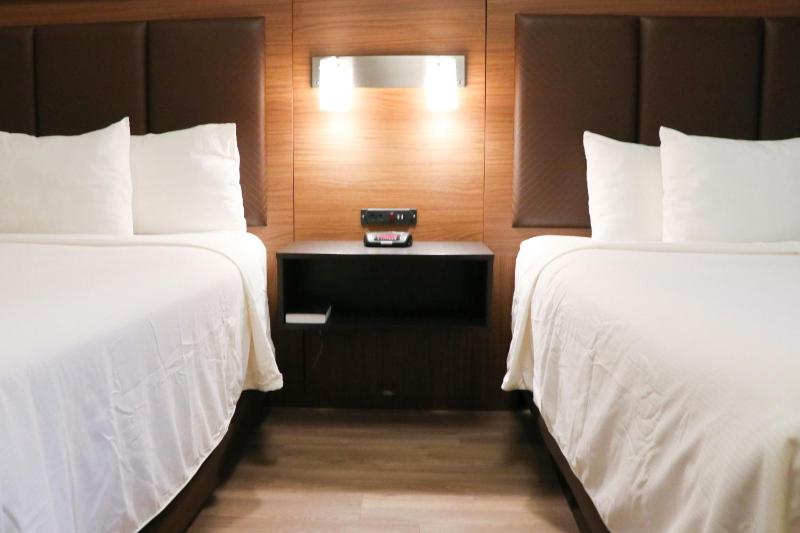 Queen Room with Two Queen Beds - Non-Smoking image 3
