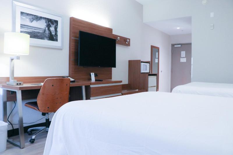 Queen Room with Two Queen Beds - Non-Smoking image 2