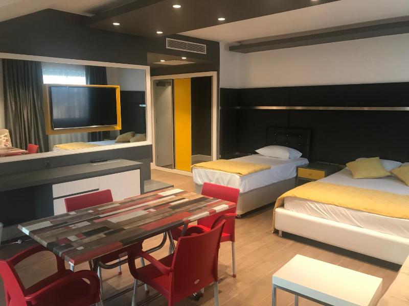 Luxury Quadruple Room image 3