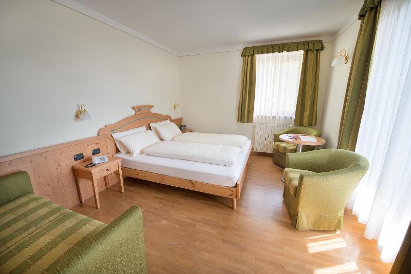 Double or Twin Room with Mountain View image 4