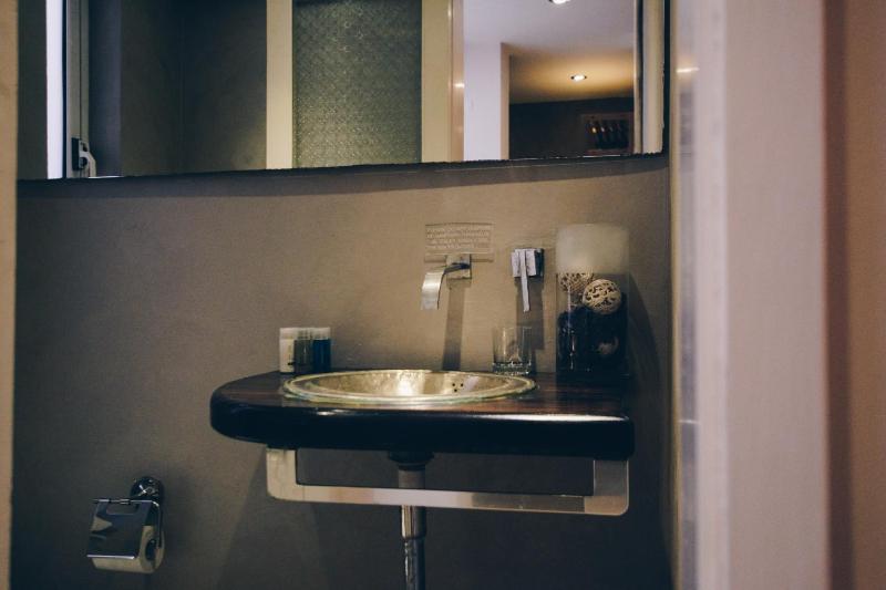 Superior One-Bedroom Apartment image 3