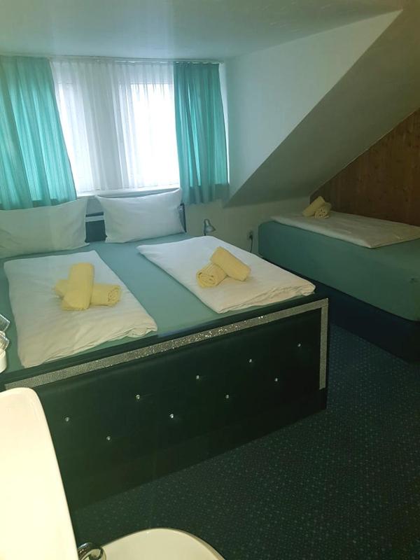 Triple Room with Shared Bathroom image 1