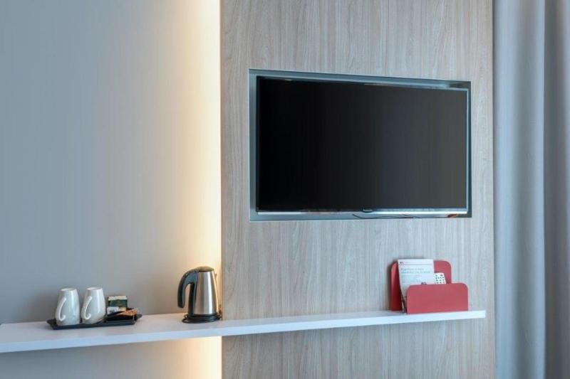 Double Room - Mobility Access with Roll-in Shower image 1