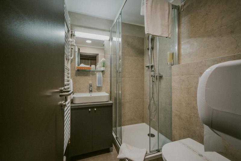 Economy Double Room image 2