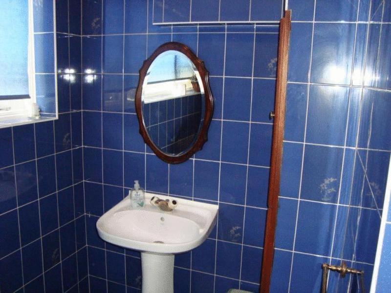 Single Room with Shared Bathroom image 2