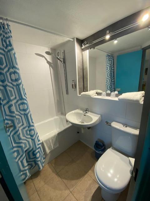 Family Room image 4
