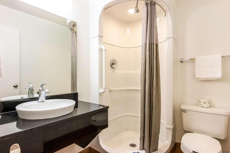 Quadruple Room image 3
